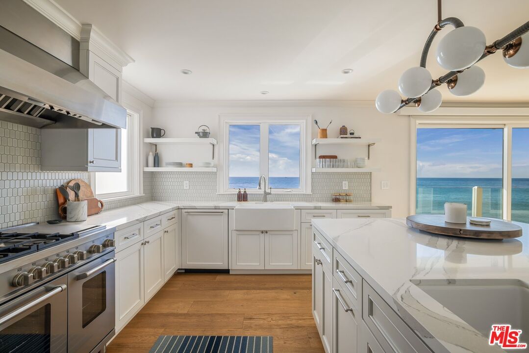 Interior, Kitchen, Recessed Lighting, Water, Wood Texture Flooring