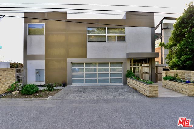 Attached, Exterior, Facade, Modern