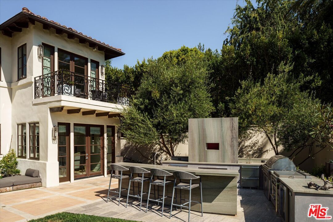 Exterior, Outdoor Kitchen