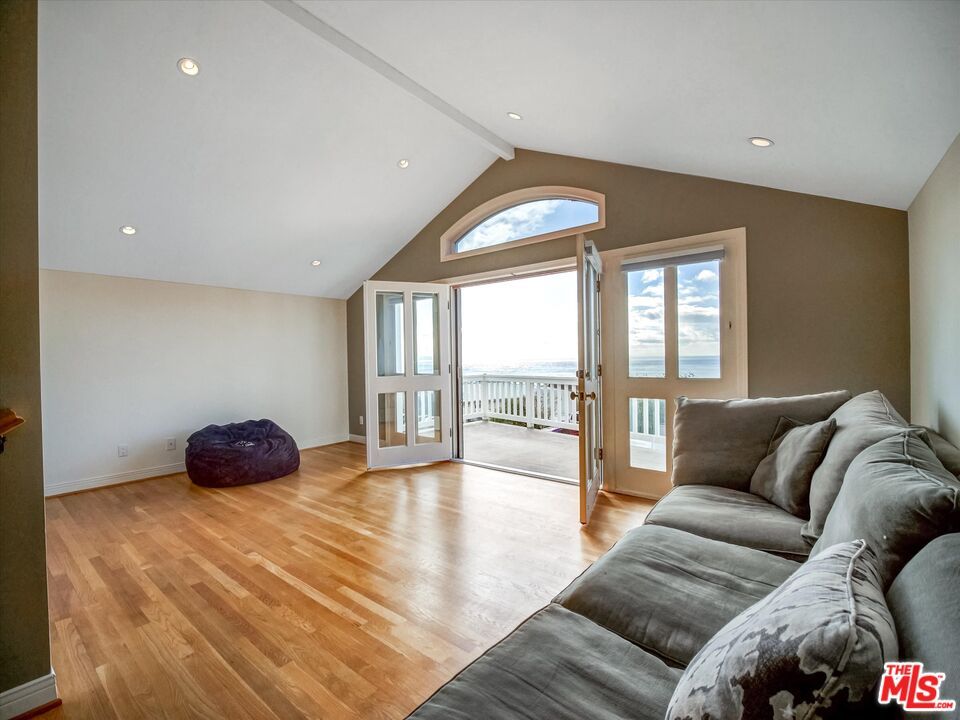 Interior, Living room, Recessed Lighting, Water, Wood Texture Flooring