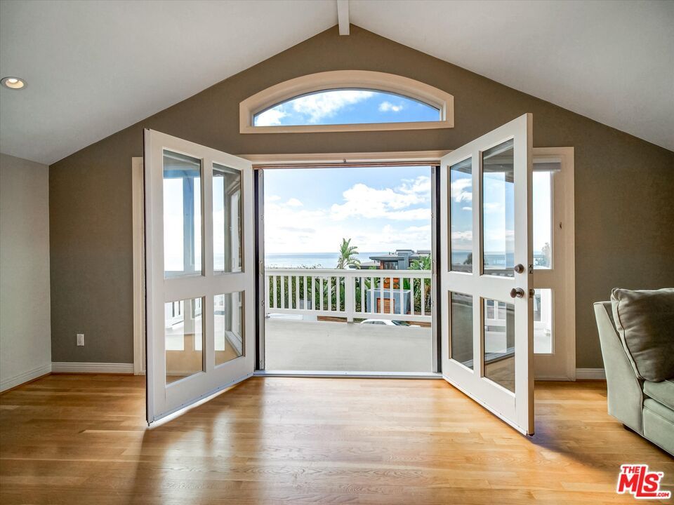 Interior, Recessed Lighting, Water, Wood Texture Flooring