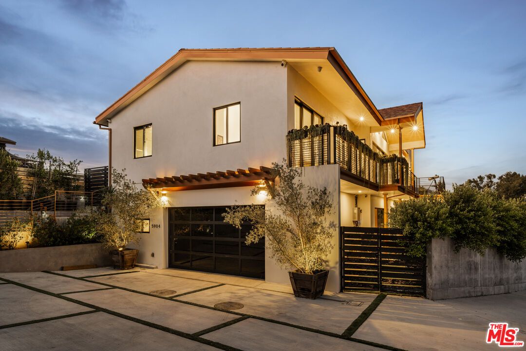 Attached, Exterior, Facade, Modern