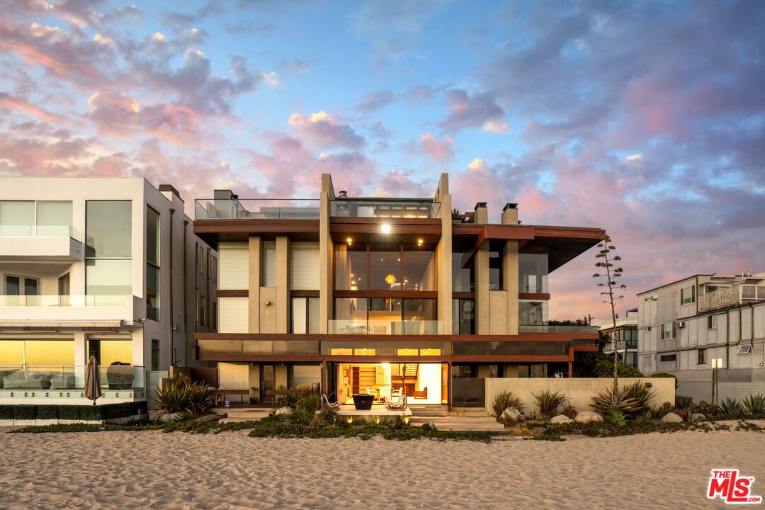 Exterior, Facade, Modern