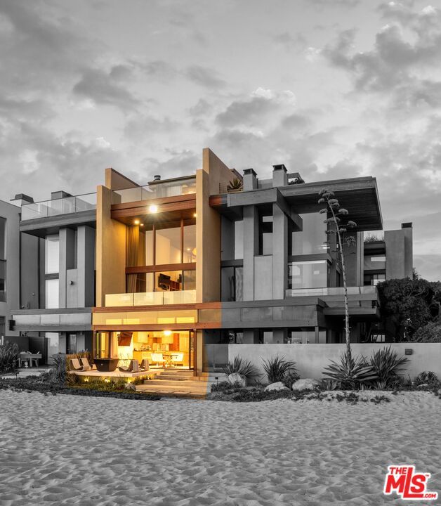 Exterior, Facade, Modern