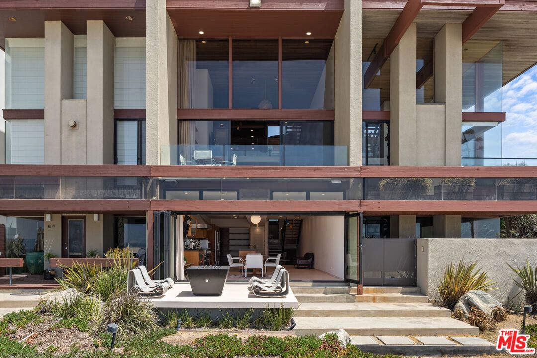 Exterior, Facade, Modern