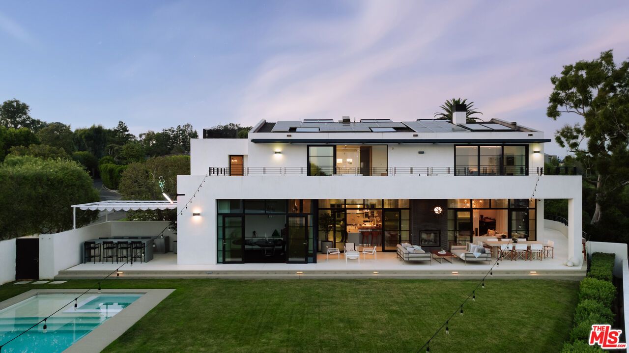 Backyard, Exterior, Facade, Pool, Solar Panels, Modern