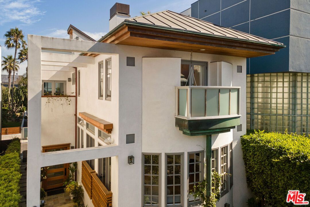 Exterior, Facade, Modern