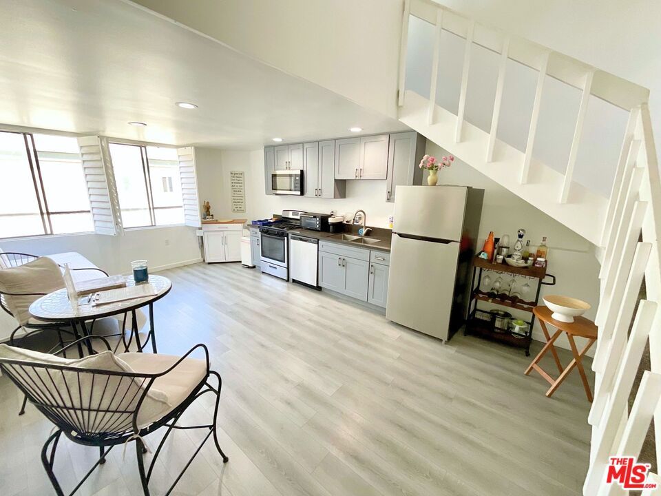 Dining room, Interior, Kitchen, Recessed Lighting, Wood Texture Flooring