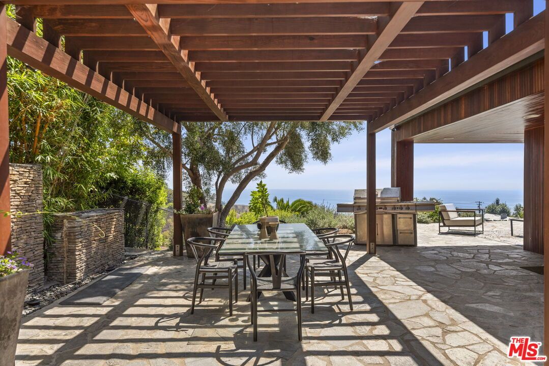 Exterior, Outdoor Kitchen, Water