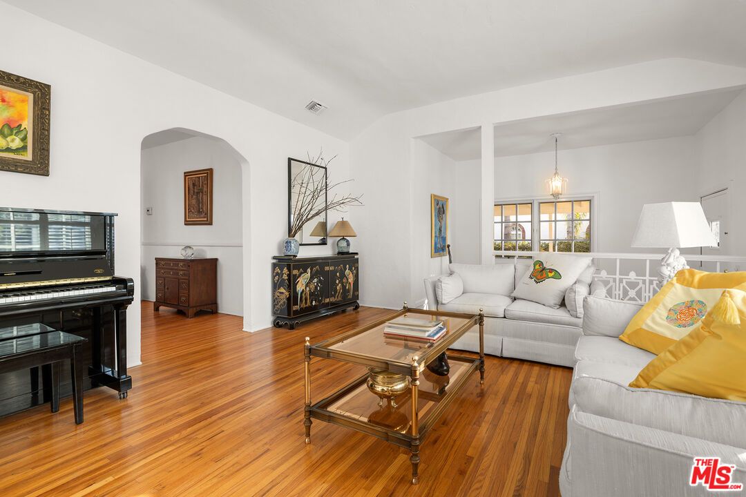 Interior, Living room, Pendant Lights, Piano, Wood Texture Flooring