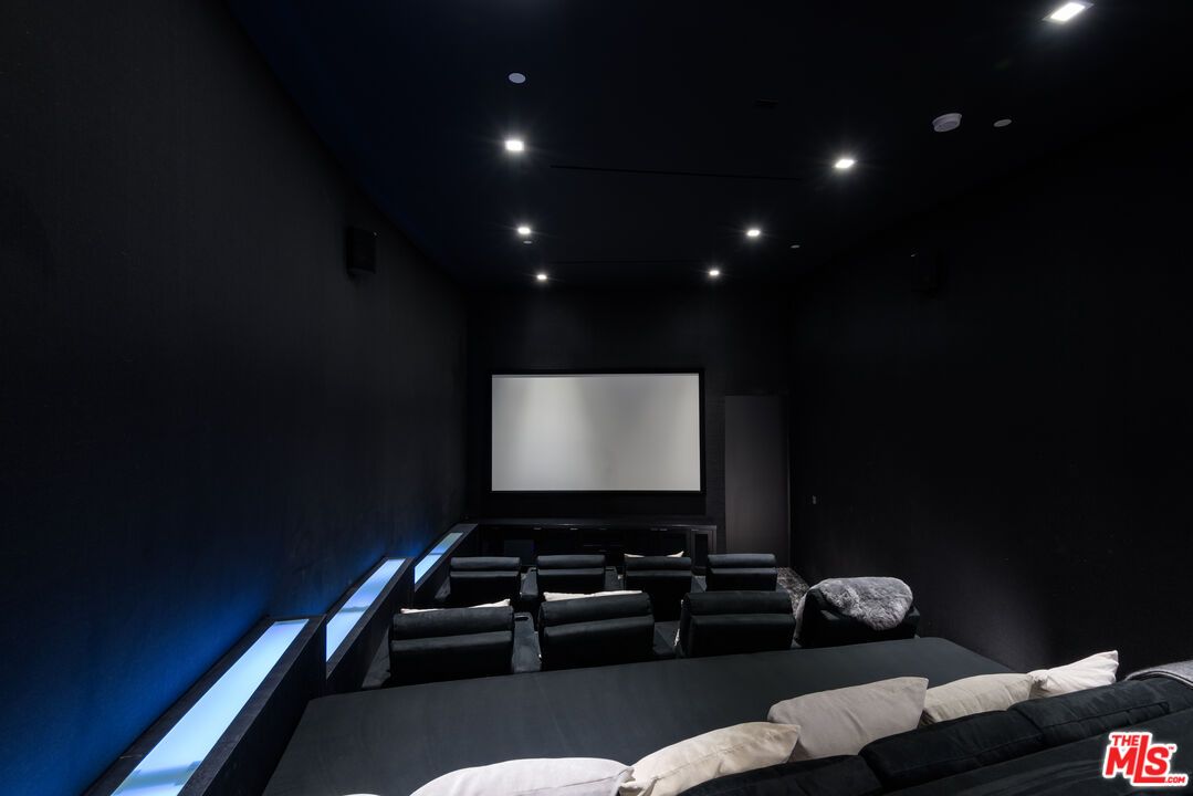 Interior, Projection Screen, Recessed Lighting, Theatre Room