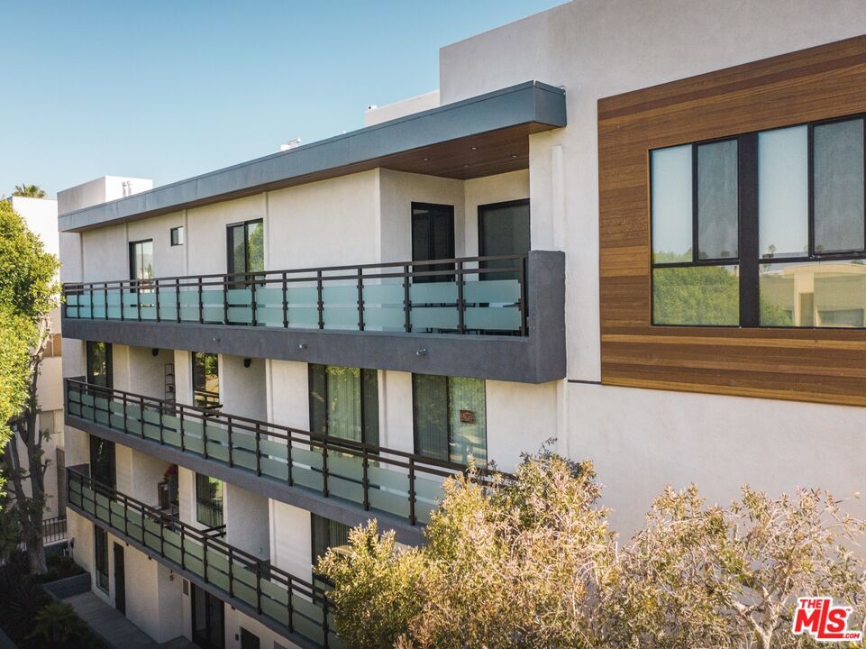 Exterior, Facade, Modern