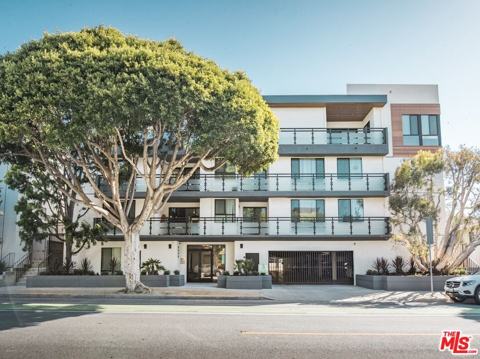 Exterior, Facade, Modern