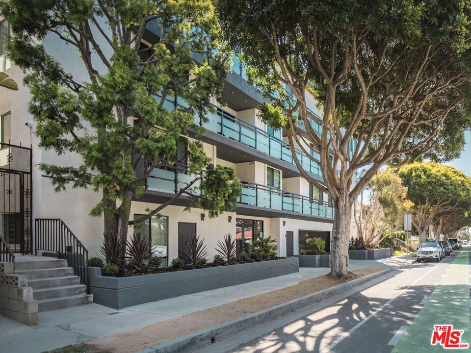 Exterior, Facade, Modern