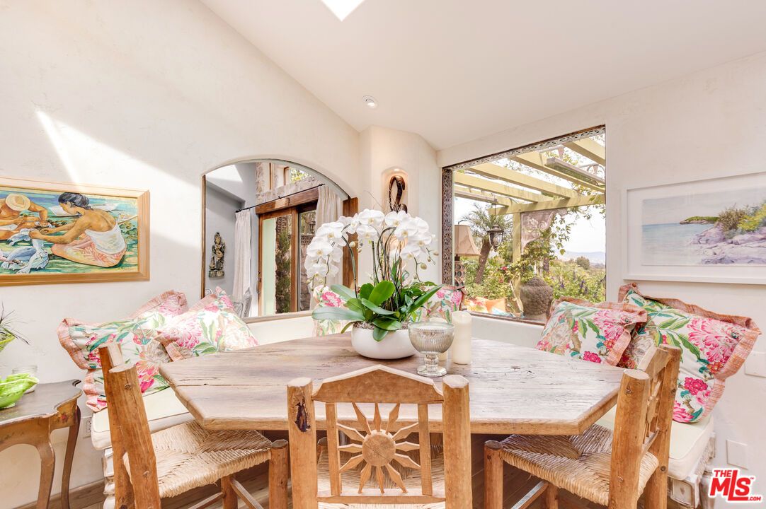 Dining room, Interior, Recessed Lighting