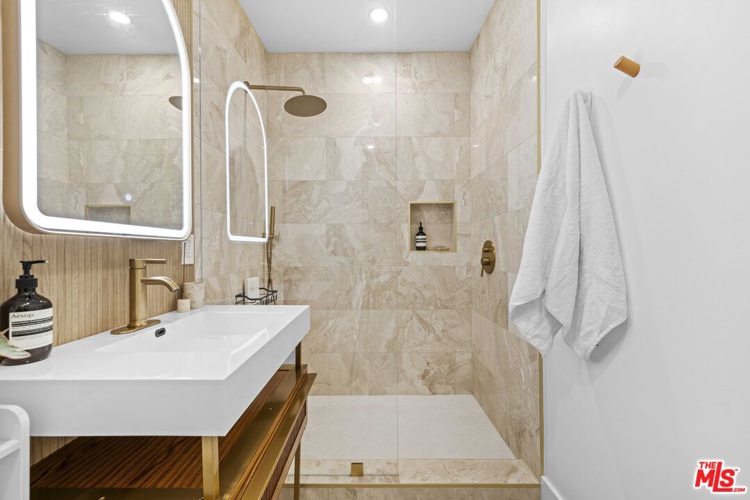 Bathroom, Interior, Recessed Lighting