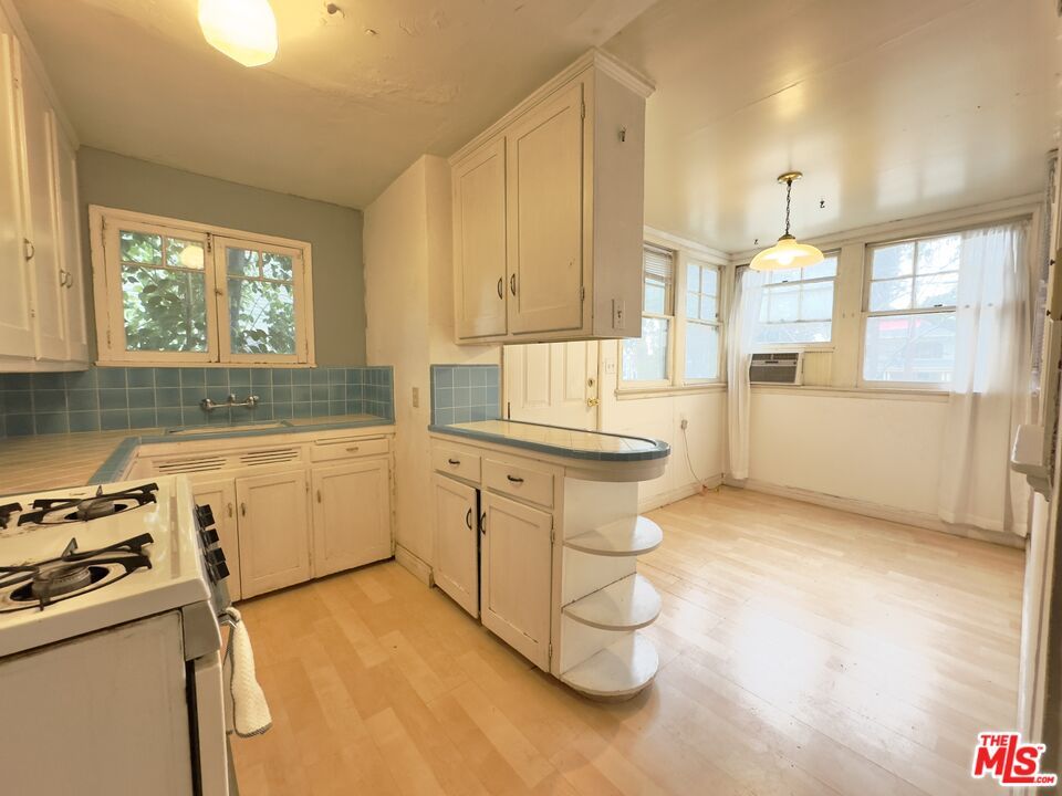 Interior, Kitchen, Pendant Lights, Wood Texture Flooring