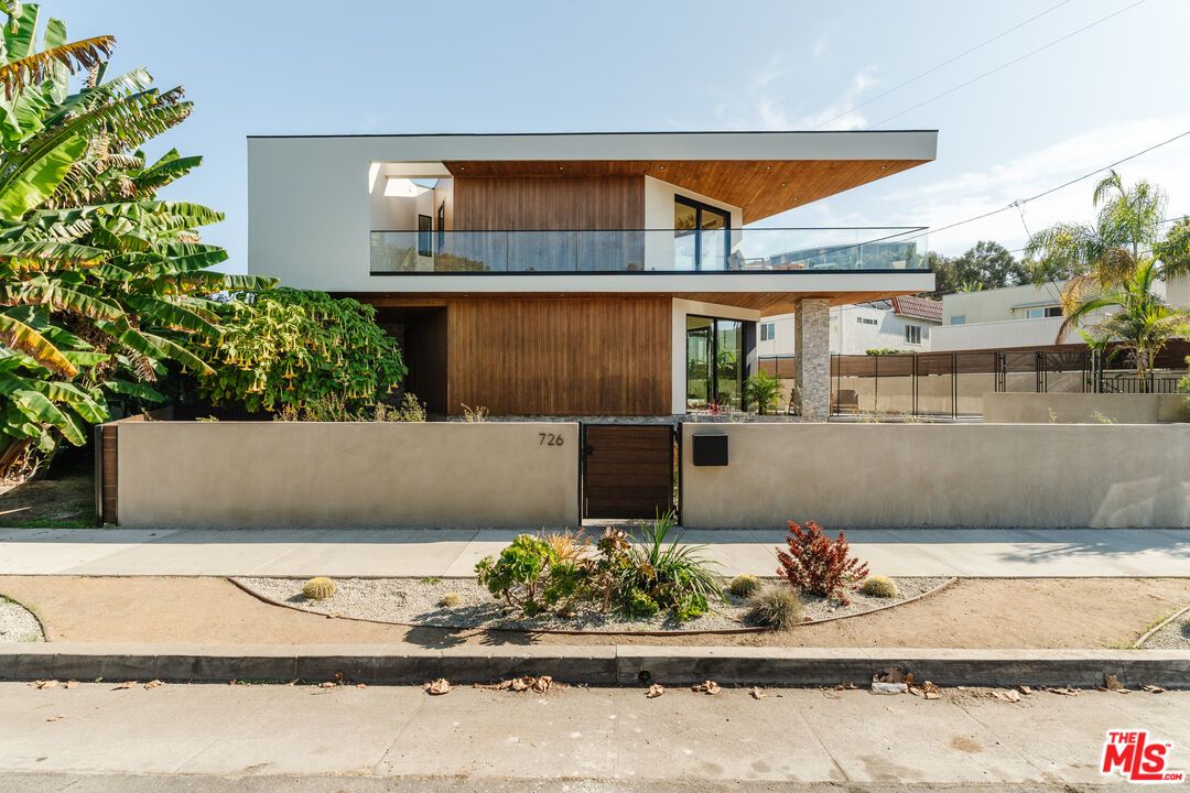 Exterior, Facade, Modern