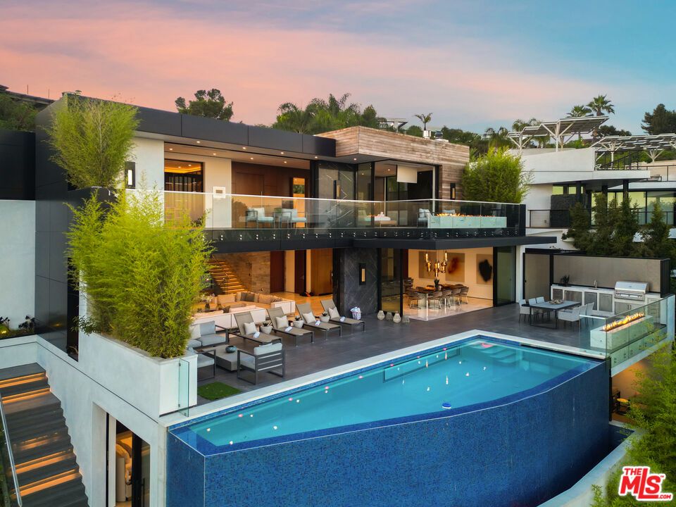 Exterior, Outdoor Kitchen, Pool