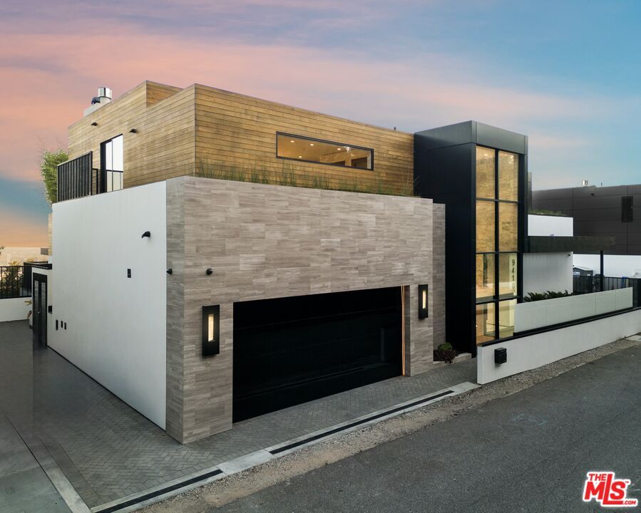 Attached, Exterior, Facade, Modern