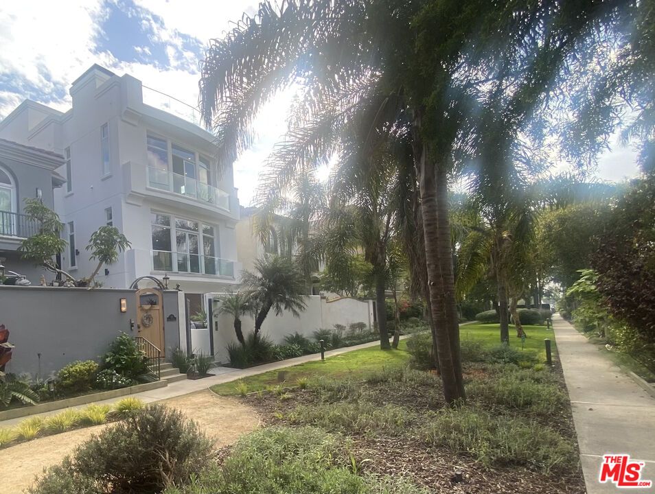 Backyard, Exterior, Facade, Modern