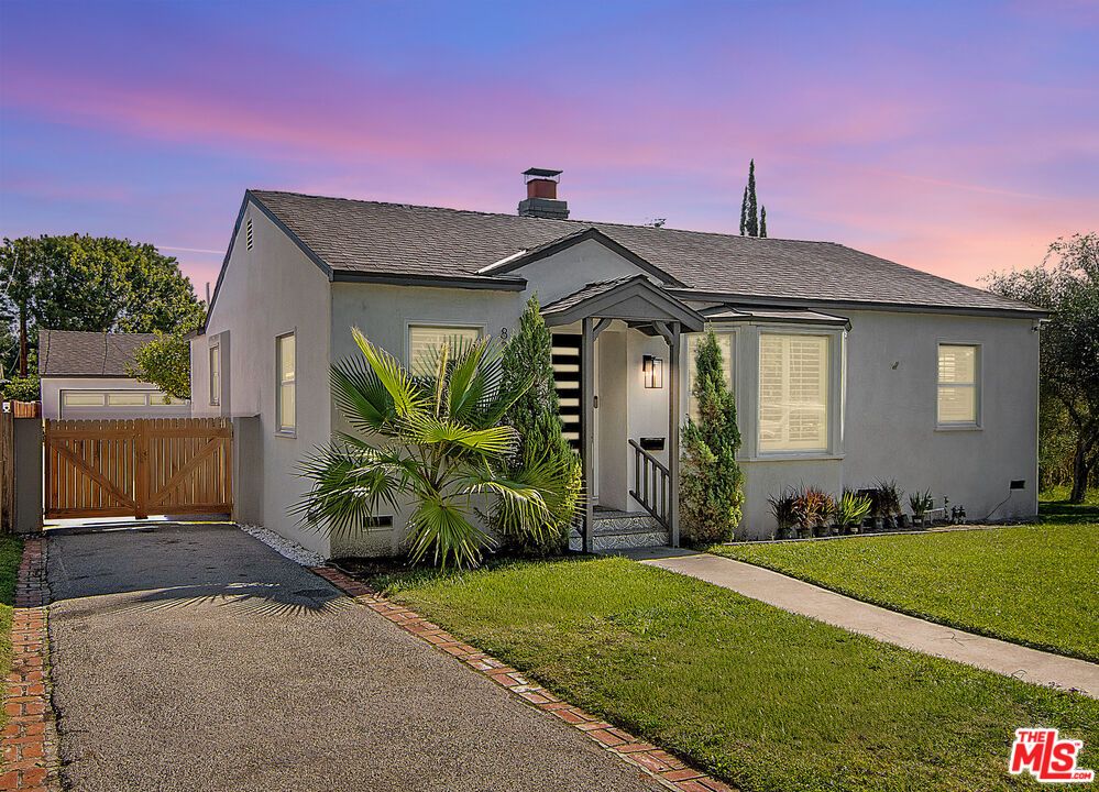 Exterior, Facade, Ranch