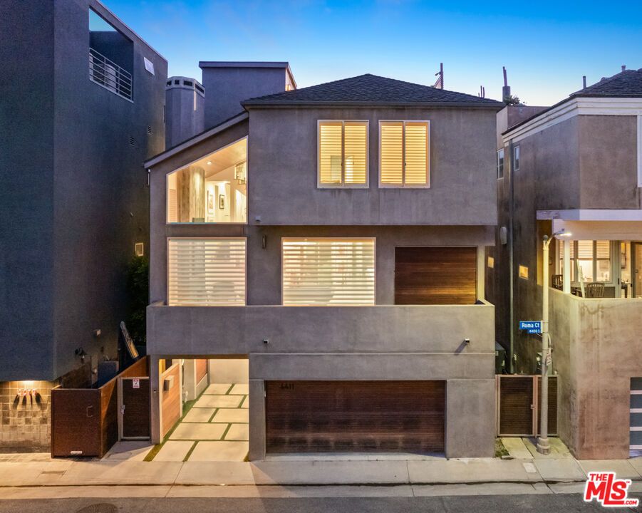 Attached, Exterior, Facade, Modern