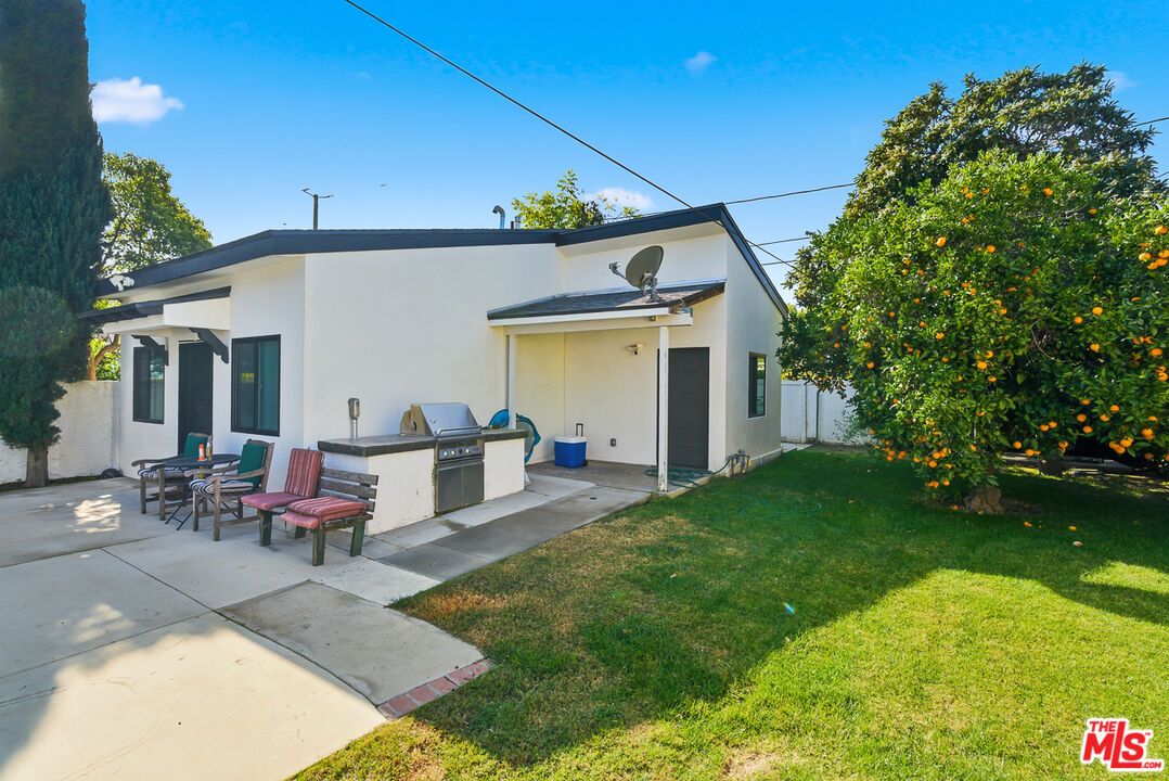 Backyard, Exterior, Outdoor Kitchen
