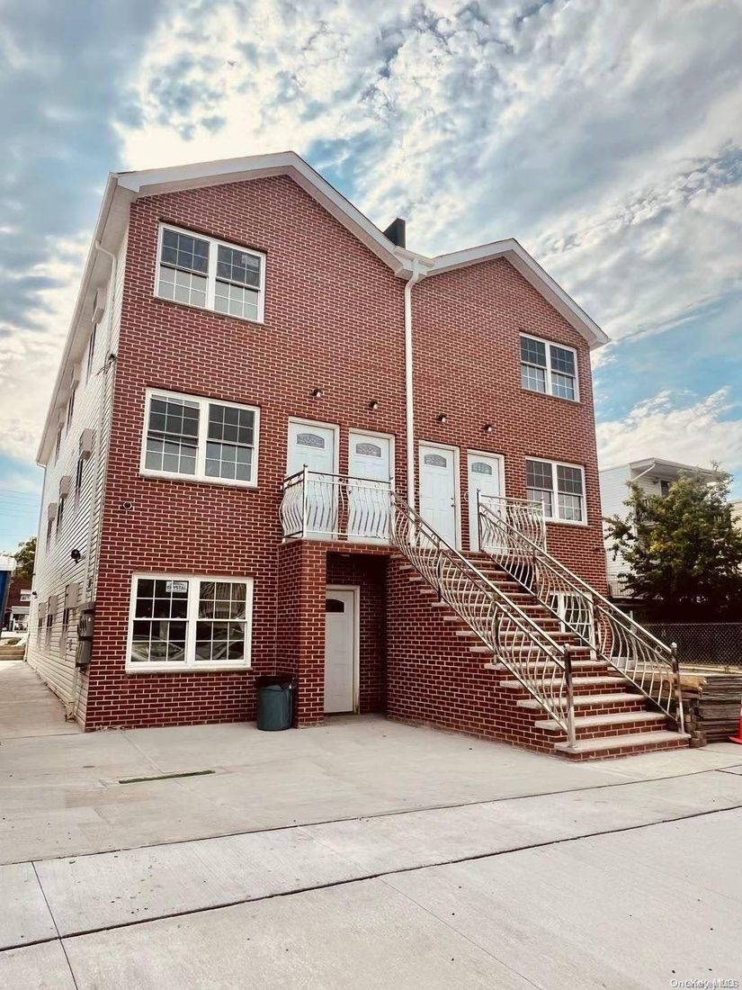 Exterior, Facade, Brick Facade, Rowhouse