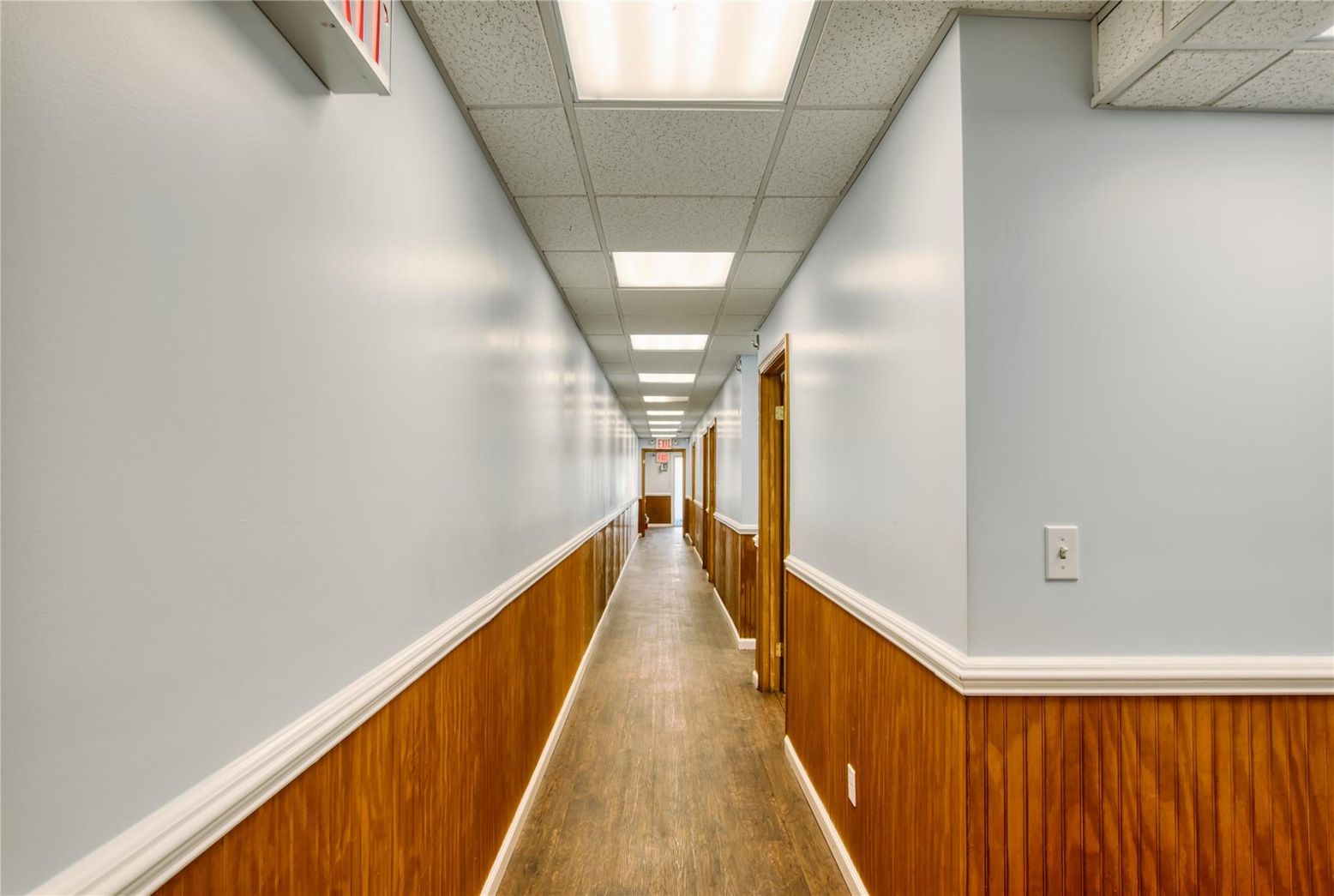 Interior, Recessed Lighting, Wood Texture Flooring