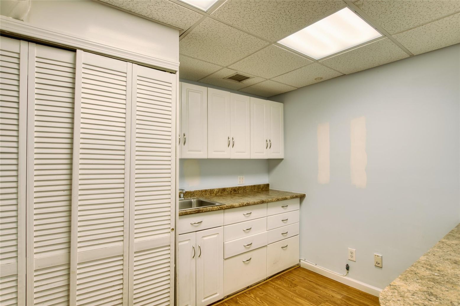 Interior, Recessed Lighting, Wood Texture Flooring