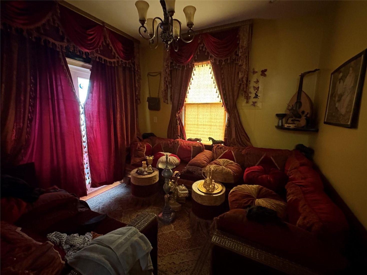 Chandelier, Interior, Living room