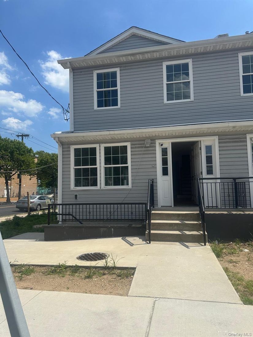 Exterior, Facade, American Foursquare