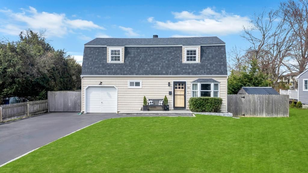 Attached, Exterior, Facade, Cape Cod