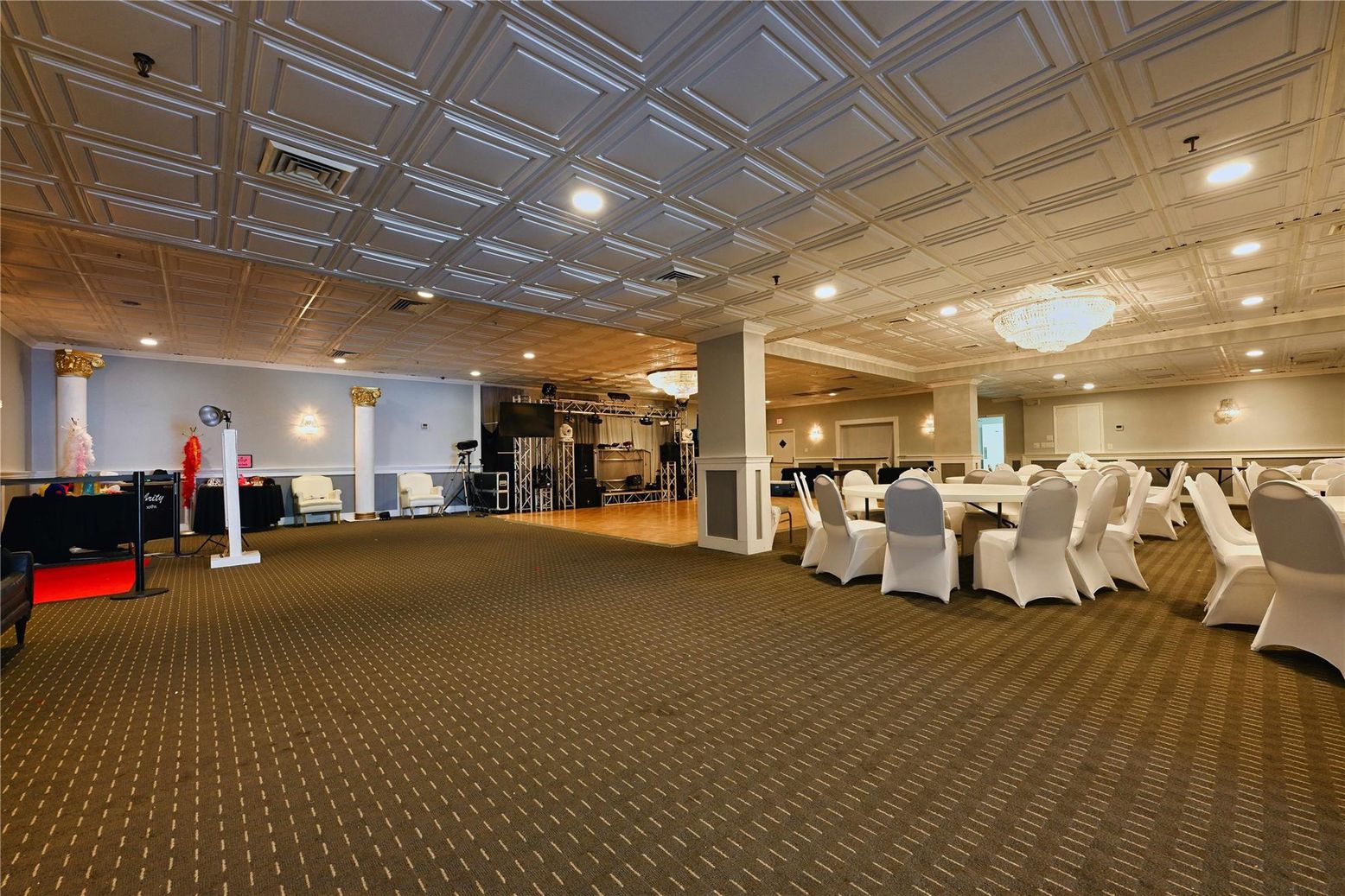 Dining room, Interior, Recessed Lighting
