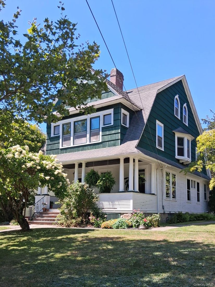 Exterior, Facade, Queen Anne Victorian