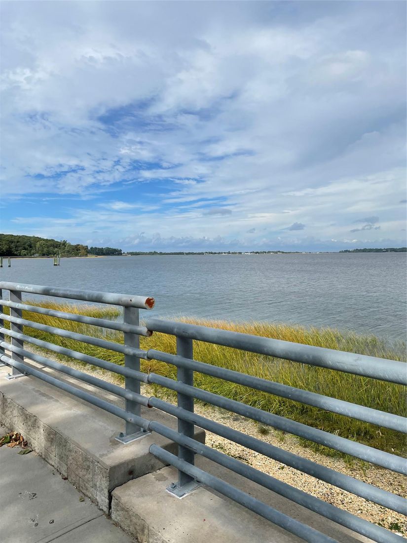 Exterior, Lake