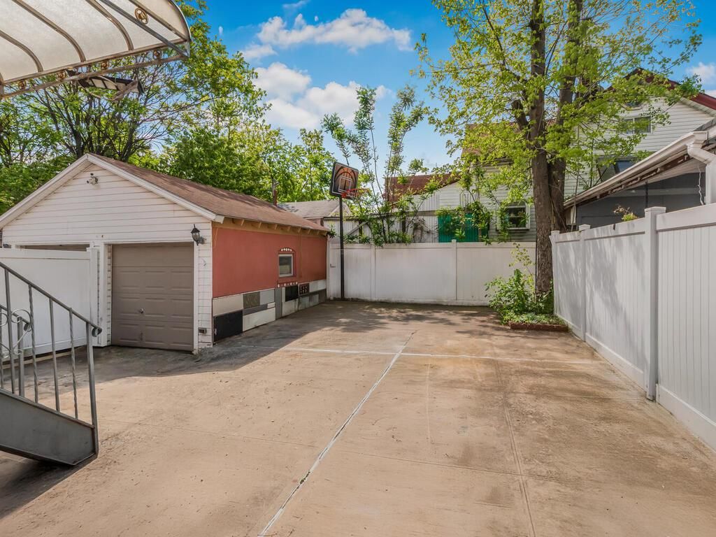 Detached Garage, Exterior