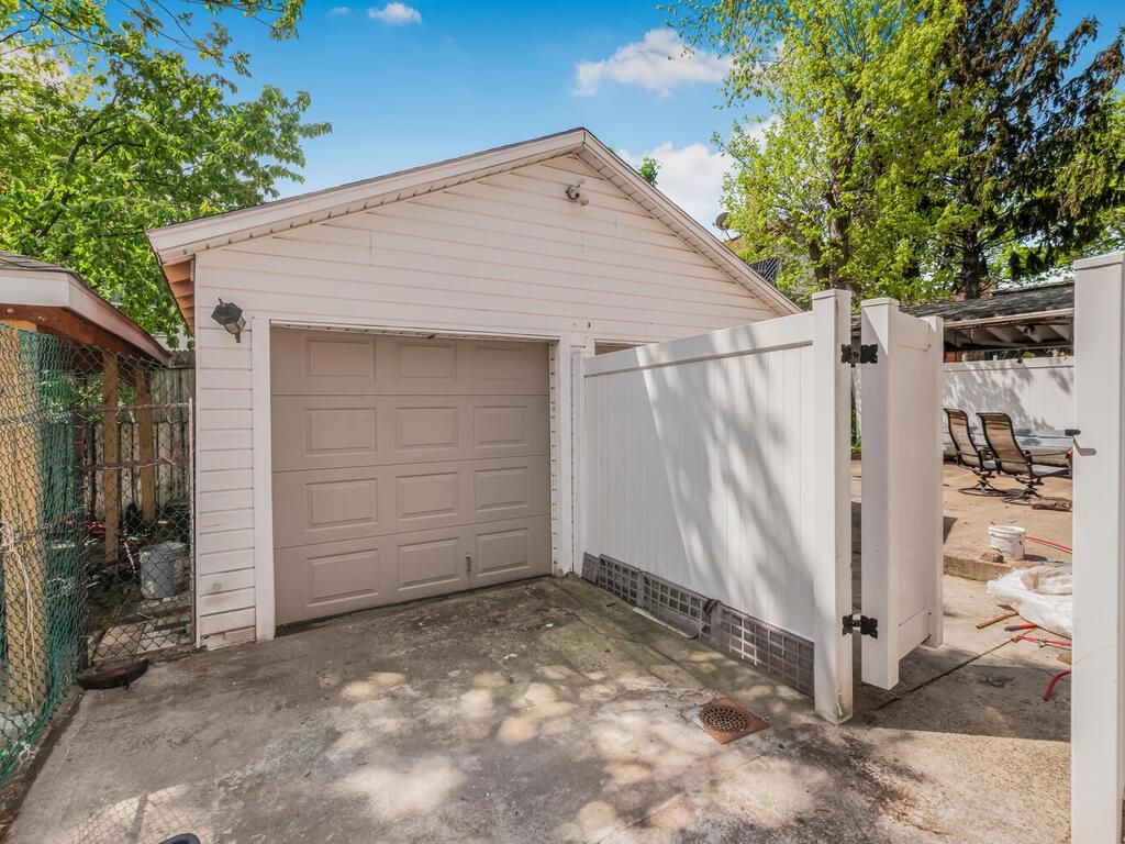 Detached Garage, Exterior