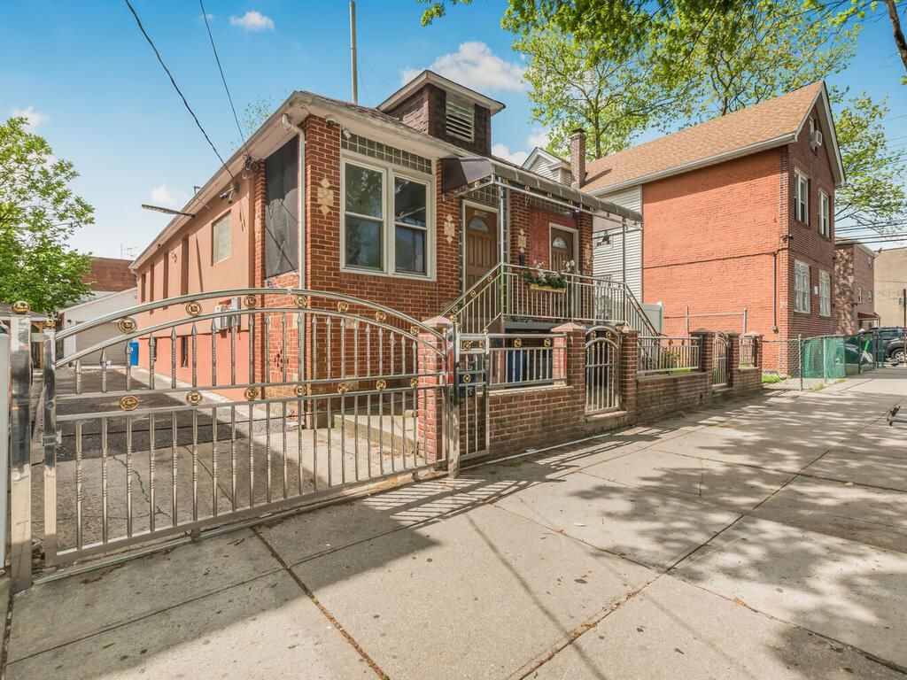 Exterior, Facade, Brick Facade, American Foursquare