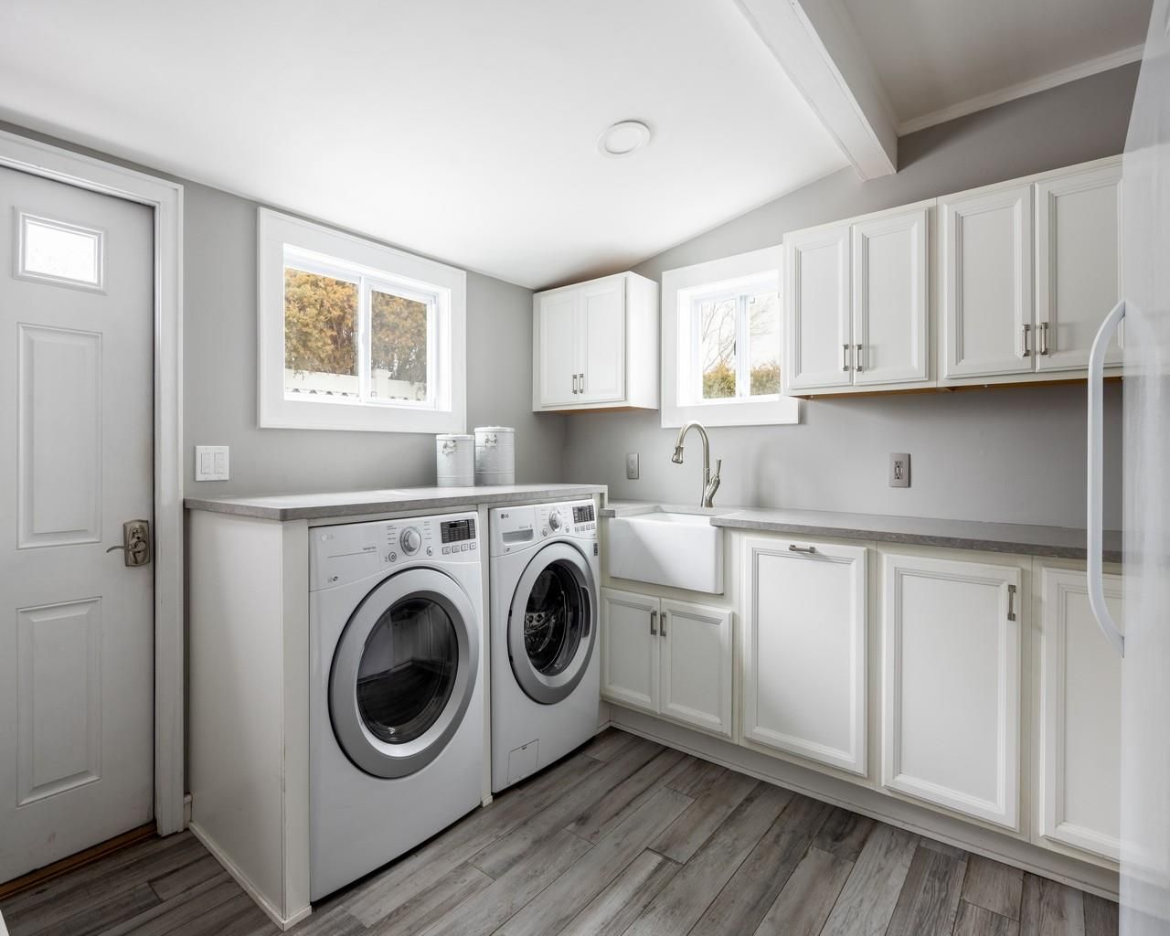 Interior, Recessed Lighting, Washer, Wood Texture Flooring