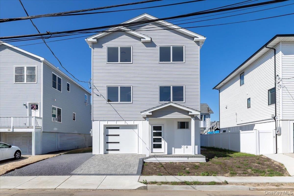 Attached, Exterior, Facade, Rowhouse
