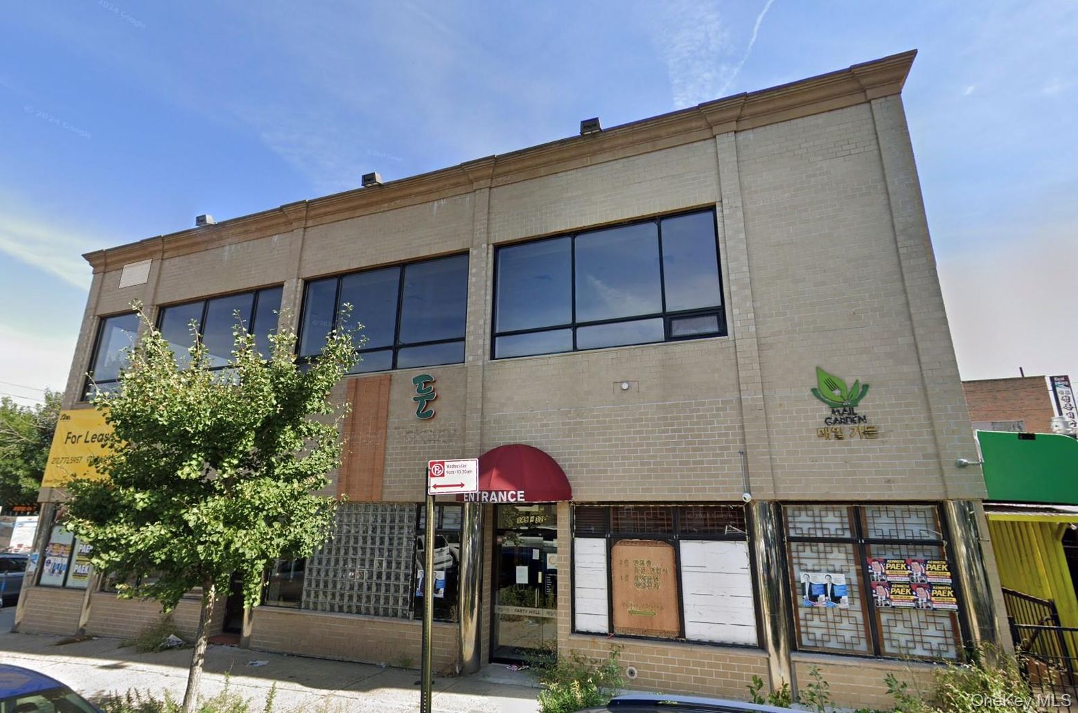 Exterior, Facade, Modern