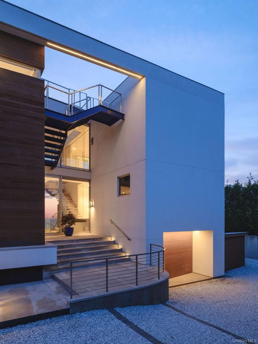 Exterior, Facade, Modern