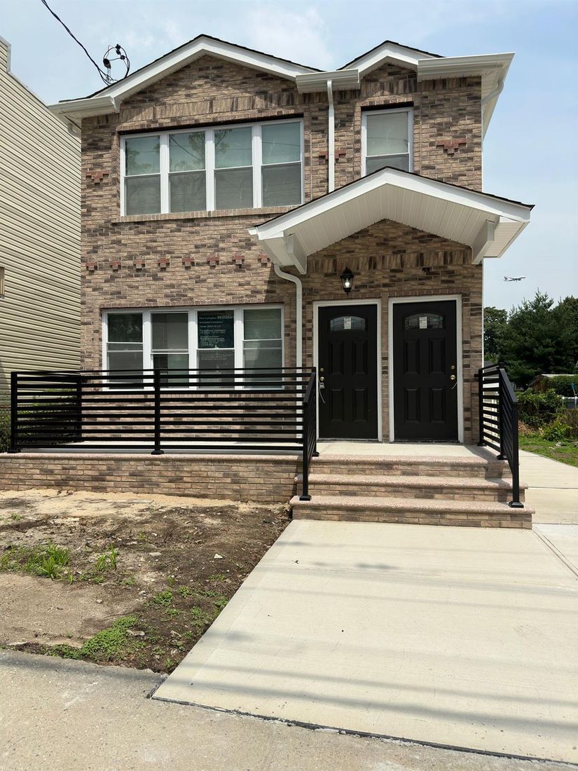 Exterior, Facade, Brick Facade, American Craftsman