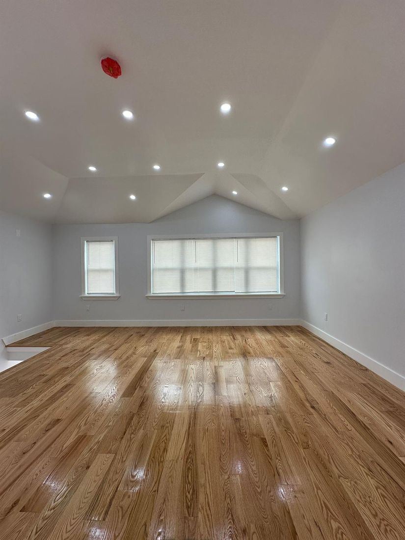 Empty room, Interior, Recessed Lighting, Wood Texture Flooring