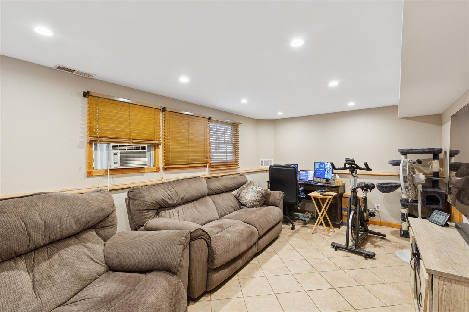 Fitness Equipment, Home Office, Interior, Living room, Recessed Lighting