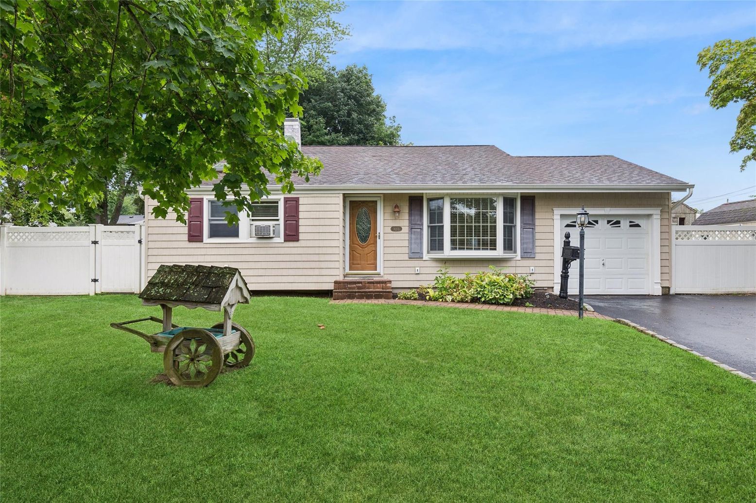 Attached, Exterior, Facade, Ranch