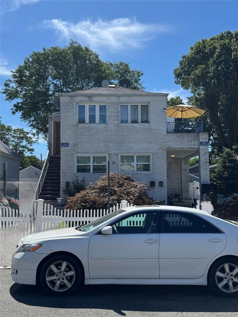 Exterior, Facade, Rowhouse