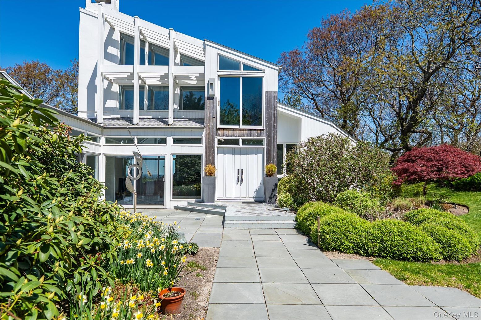 Exterior, Facade, Modern